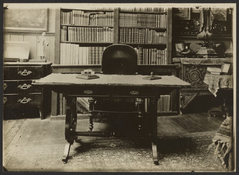 [Le Centenaire d'Ernest Renau. Le bureau, le fauteuil et l'Encrier ayant apporture à l'ecrivain.]