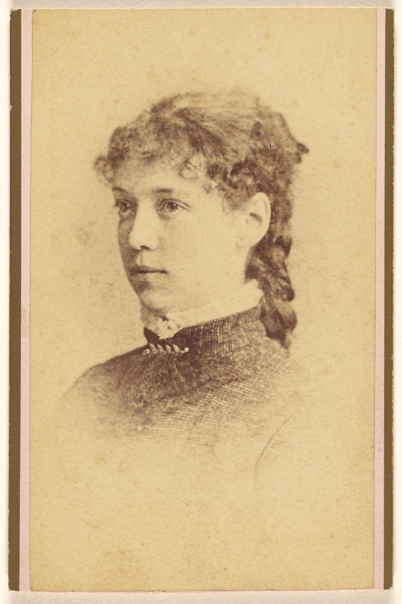 [Unidentified young woman in 3/4 profile, printed in vignette-style]