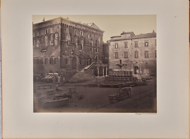 L'Hôtel de ville de Perouse avec la grande fontaine sur le devant
