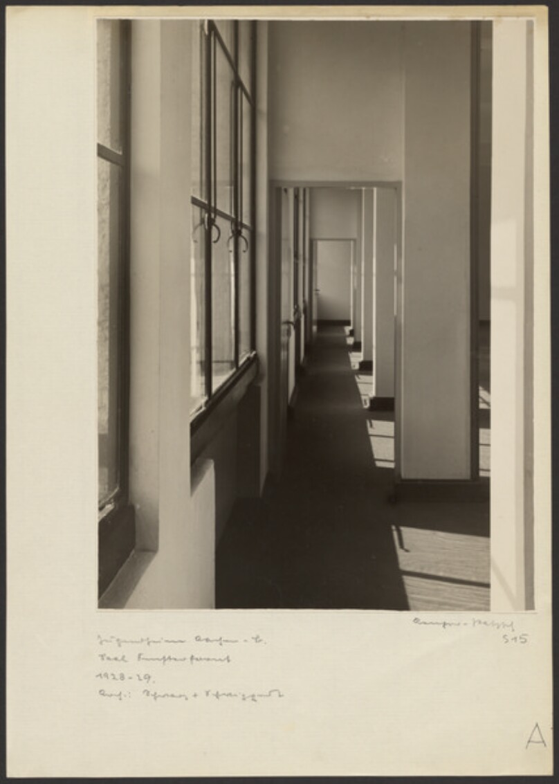 Jugendheim Aachen - L./ Saal Fensterfront (Youth House, Aachen, Front room with wall of windows)