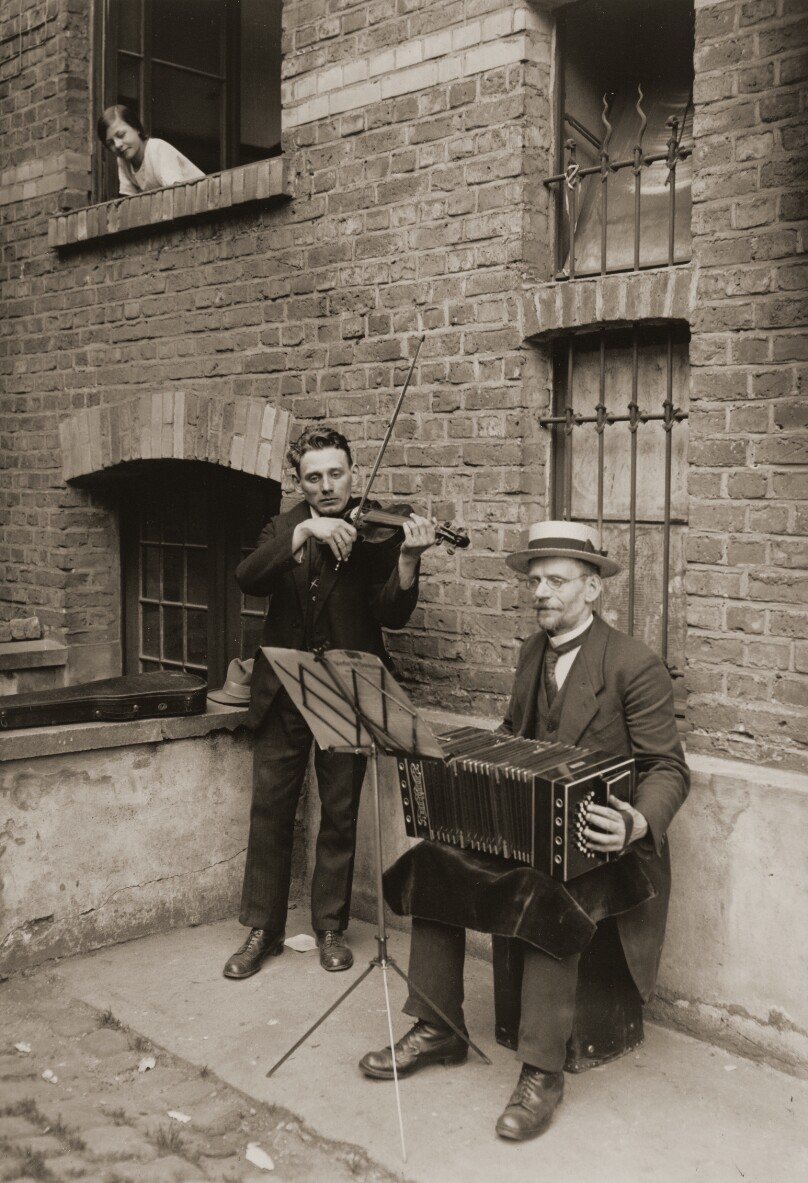 [Courtyard musicians, Cologne]