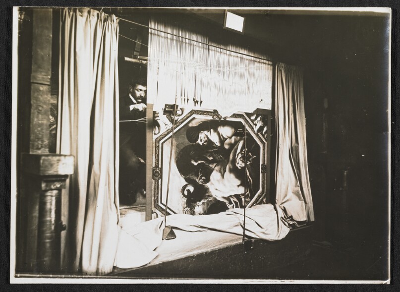 [Manufacture des Gobelins. Mm Métier, Vue de face.]