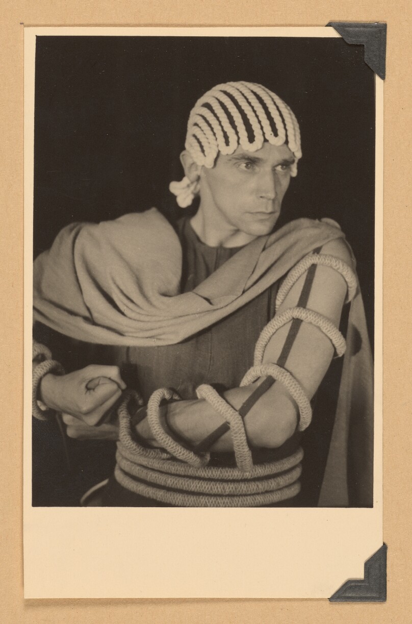 [Harald Kreutzberg as Orestes]