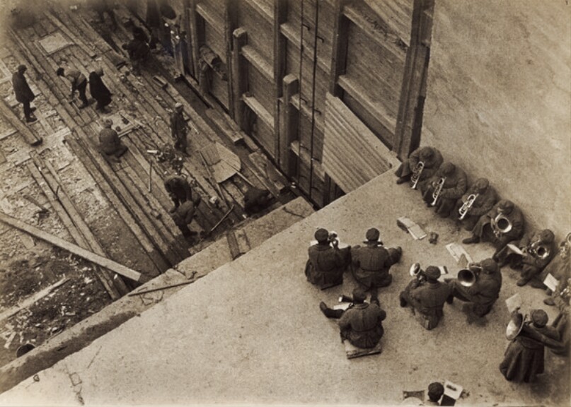 [Canal Construction, The Orchestra. (Kanal bau, das Orchester)]