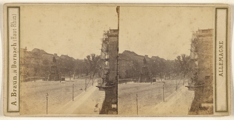 Berlin. Die Linden mit der Friedrichsstatue.