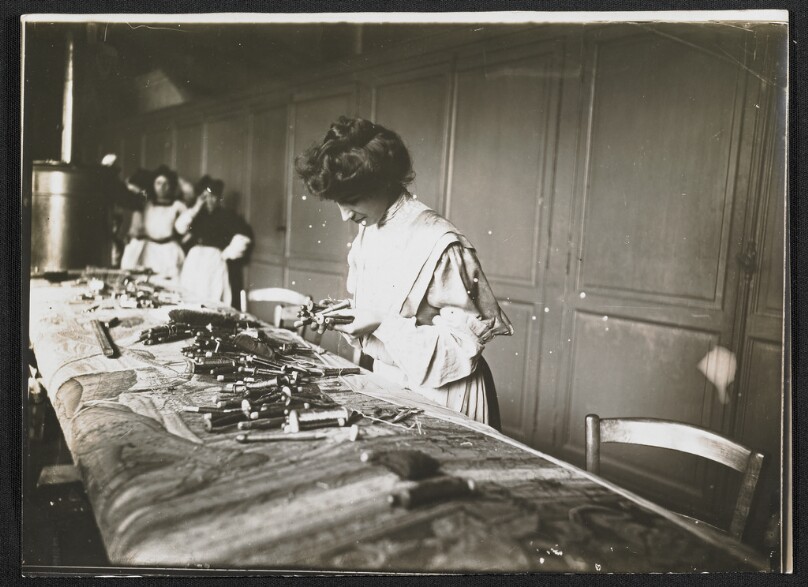 [Manufacture des Gobelins. Atelier pour le fini des tapis réassortiment des couleurs de fils.]