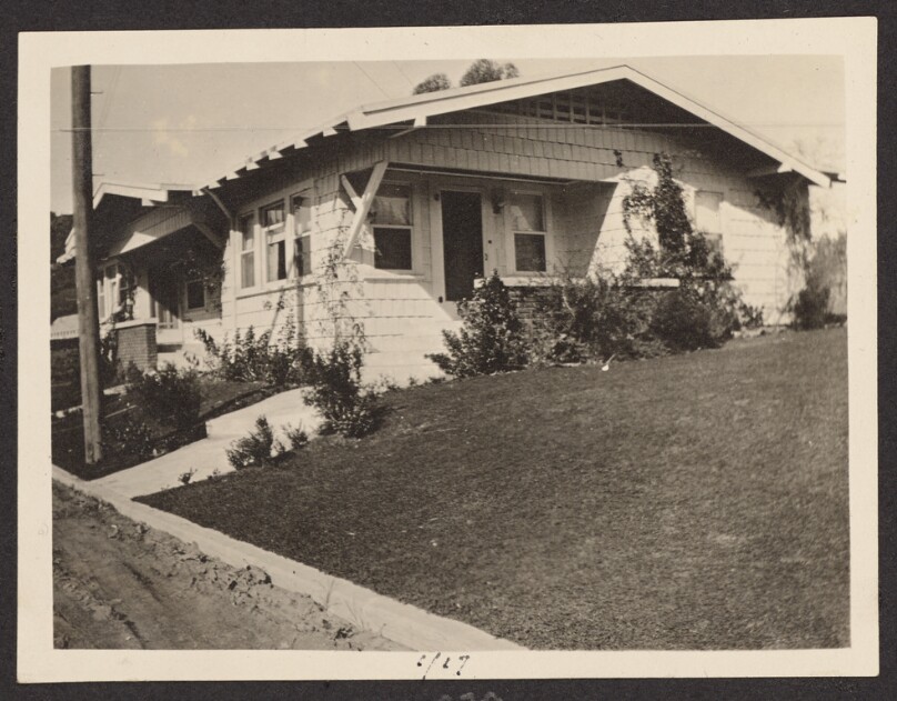 [View of a house from the street]