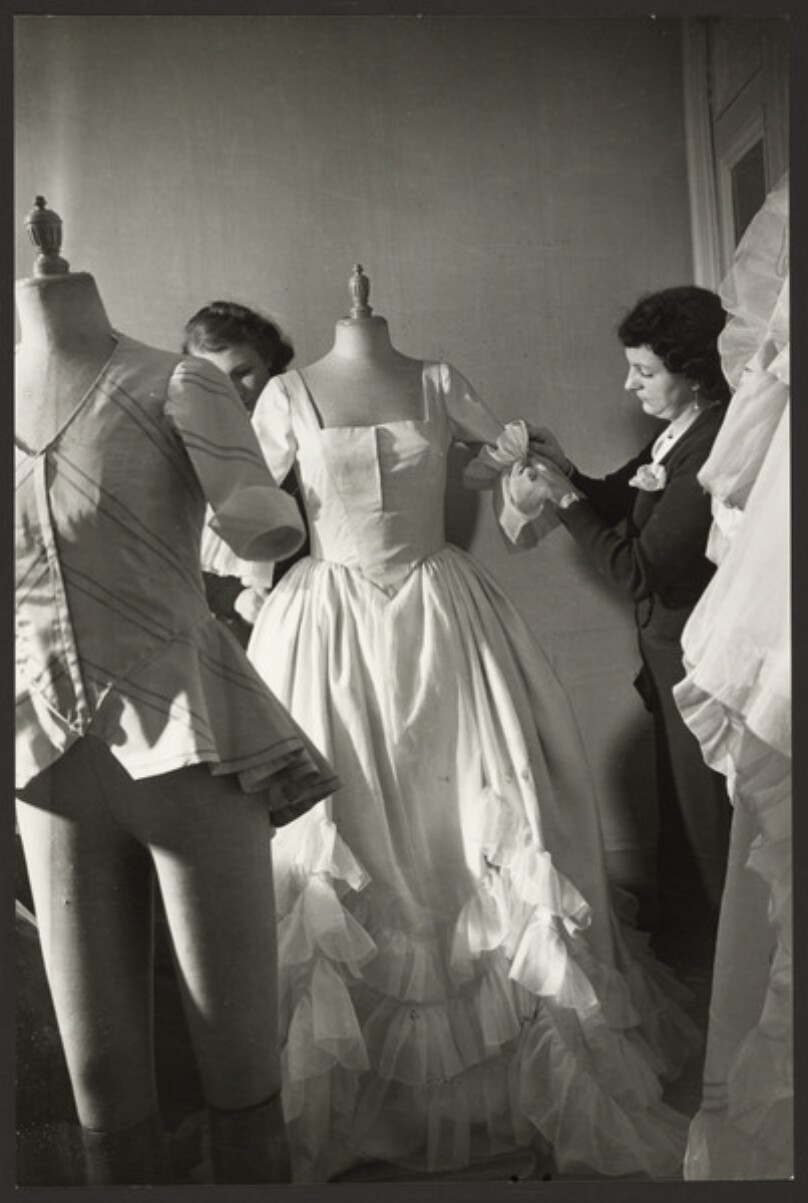 Costume Fitters and Mannequins, Folies Superbes