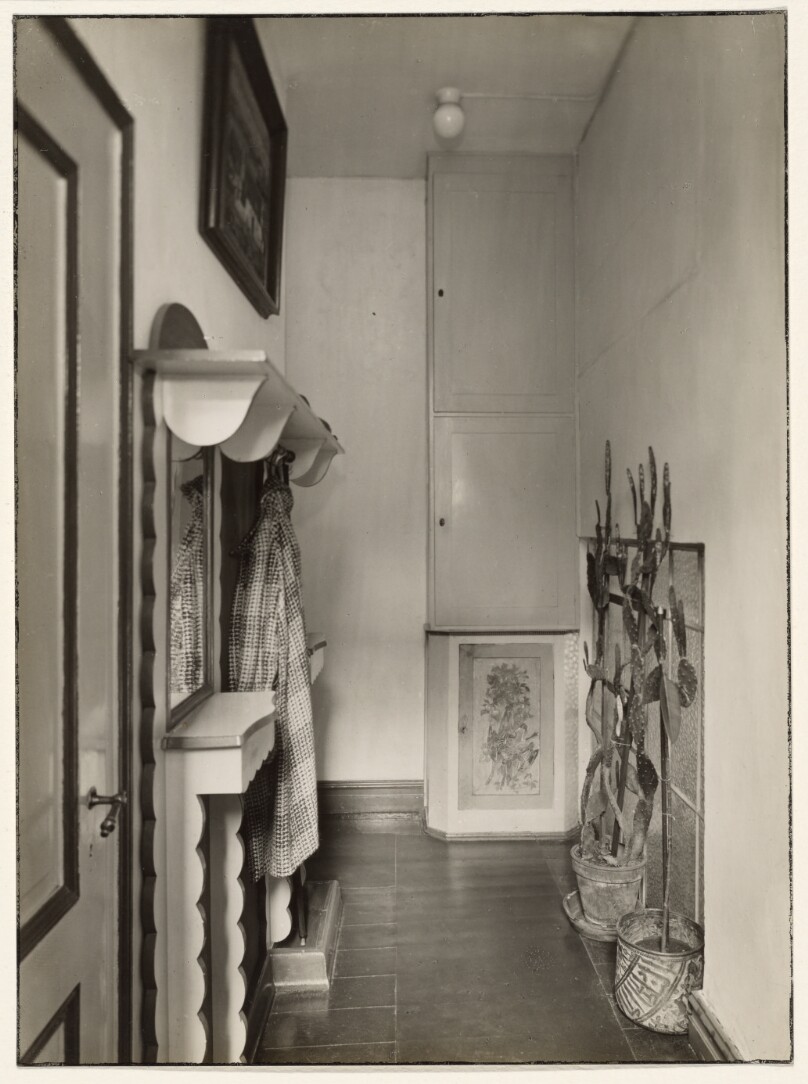 Sander's studio/home, Cologne: Corridor to the appartment with wardrobe (Sander's Studio/Wohnung, Köln: Flur zur Wohnung mit Garderobe)