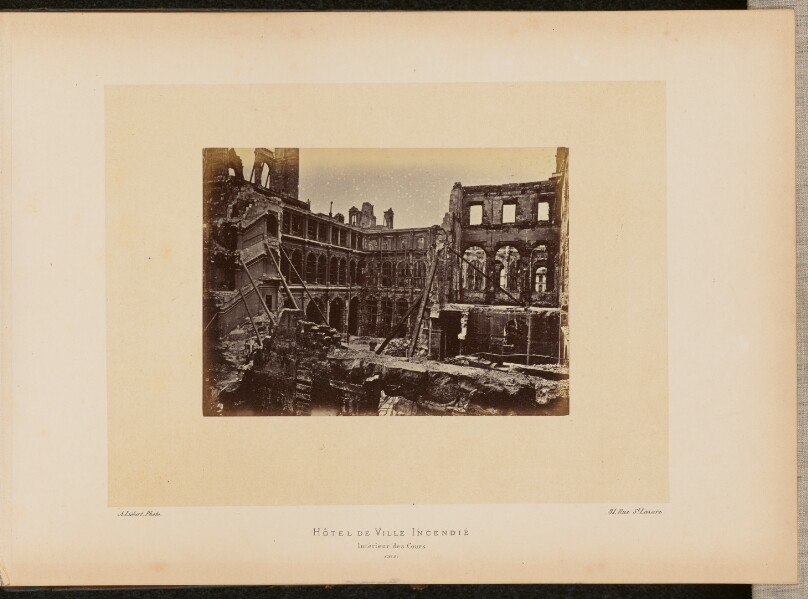 Hôtel de Ville incendié. Intérieur des Cours.
