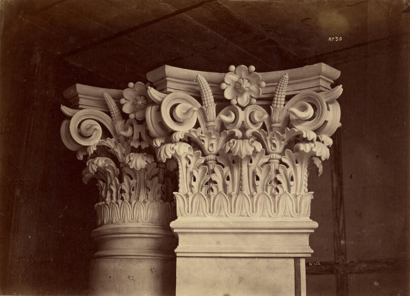 Chapiteau des colonnes et des pilastres de la salle.