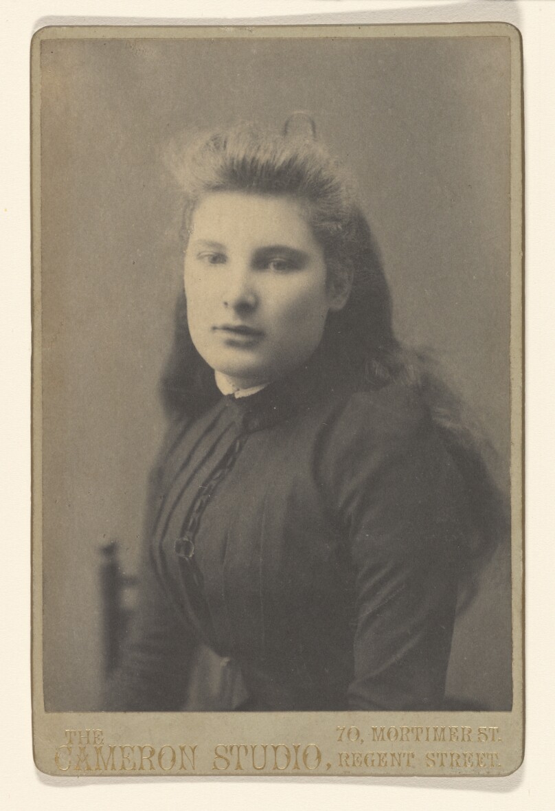 [Portrait of an unidentified woman]