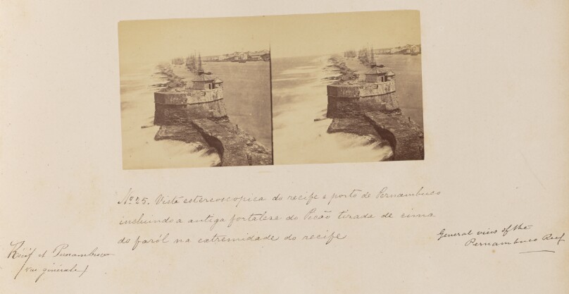 Vista estereoscópica de recife a porto de Pernambuco incluindo a antiga fortalesa do Picão tirada de cima do farol na extremidade du recife
