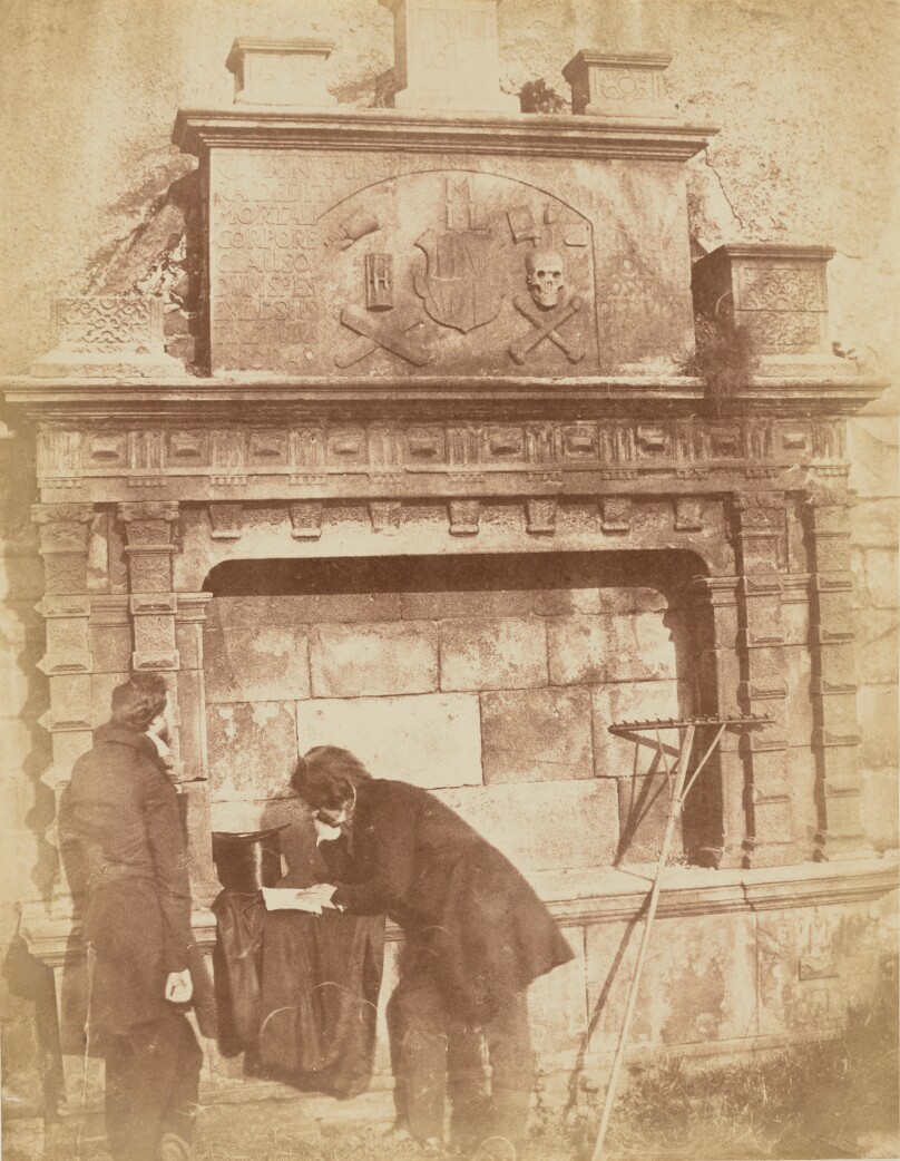 [D.O.Hill and a Friend at the Bethune Monument, Greyfriars, Edinburgh]