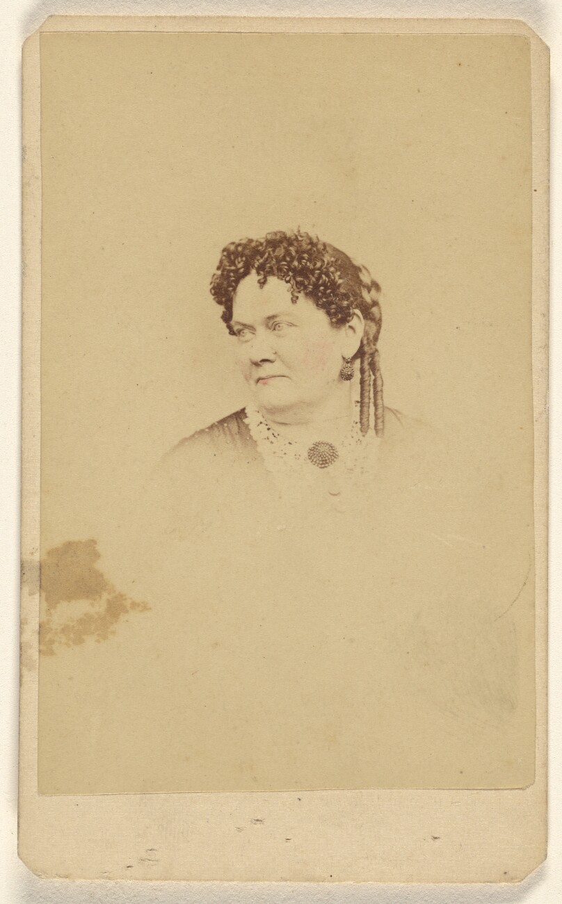 [Unidentified woman with two long curls, printed in vignette-style]