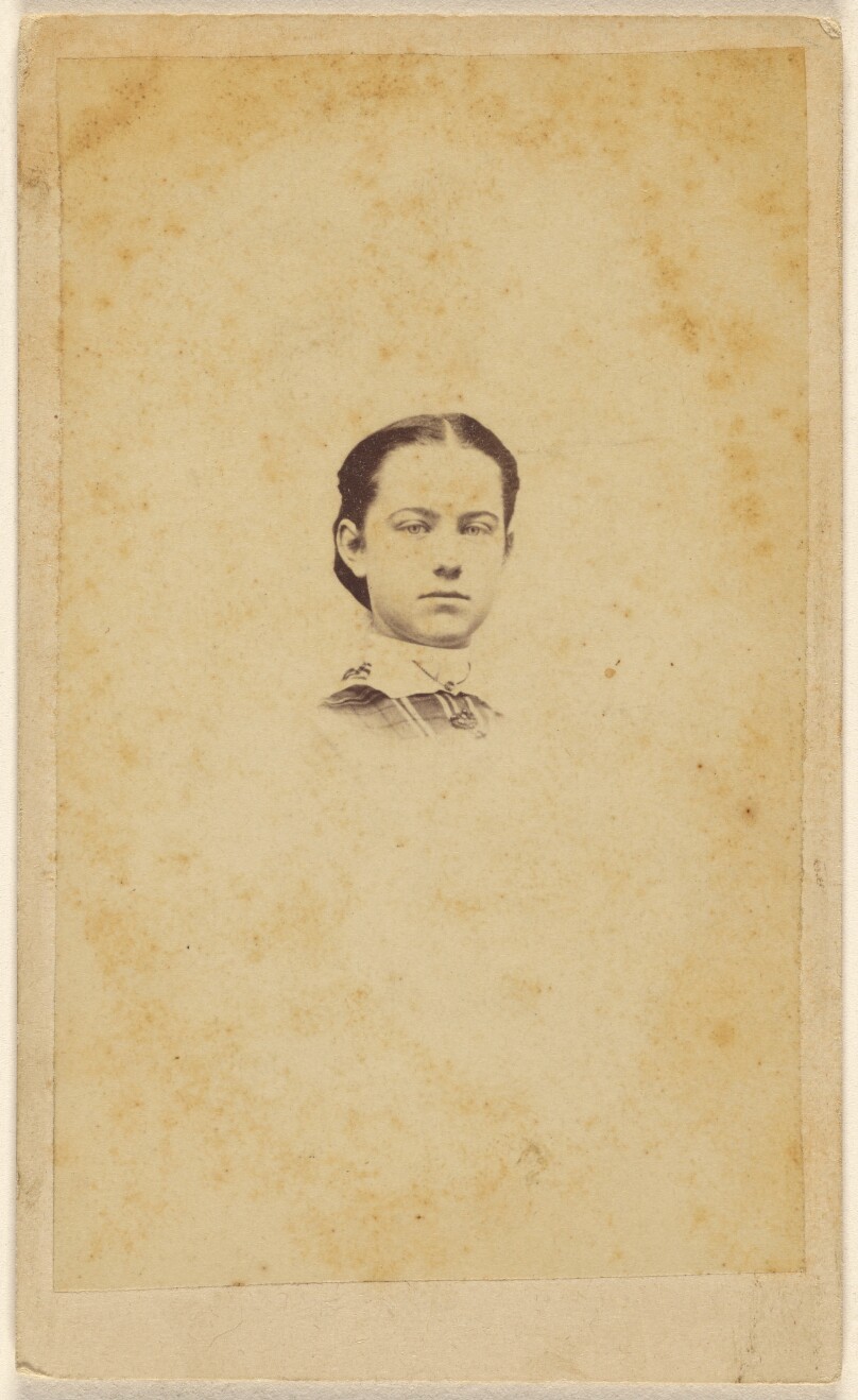 [Unidentified woman, printed in vignette-style]
