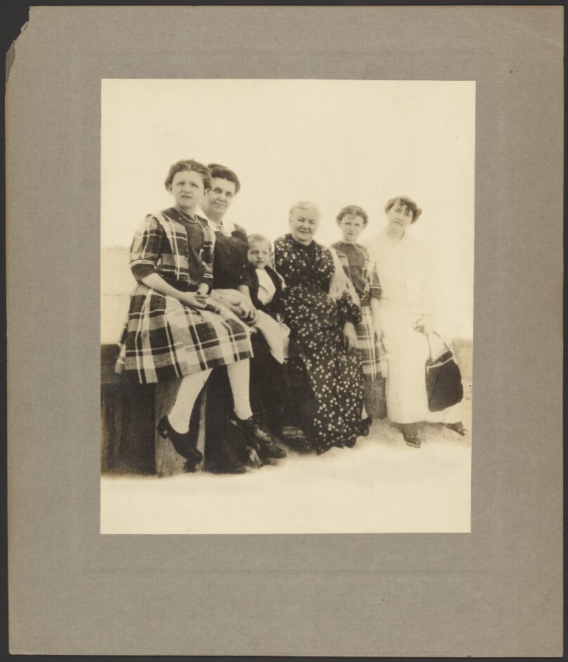 [Group of women and children]