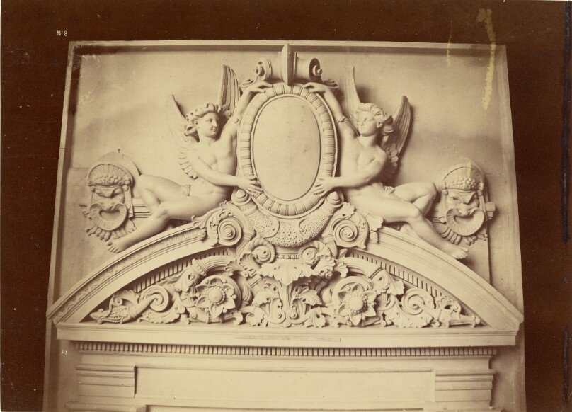 Couronnement des grandes fenetres. Facade principale.