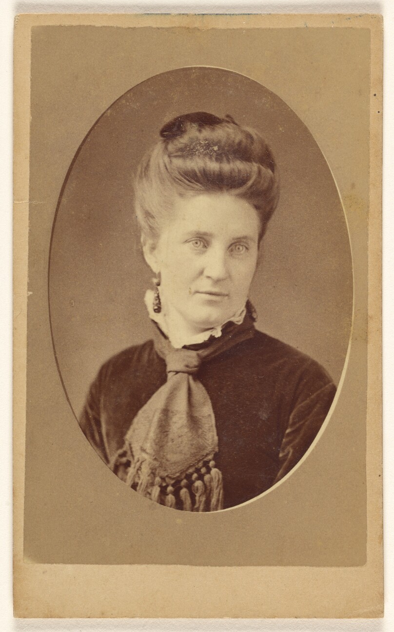 [Unidentified woman, printed in quasi-oval style]