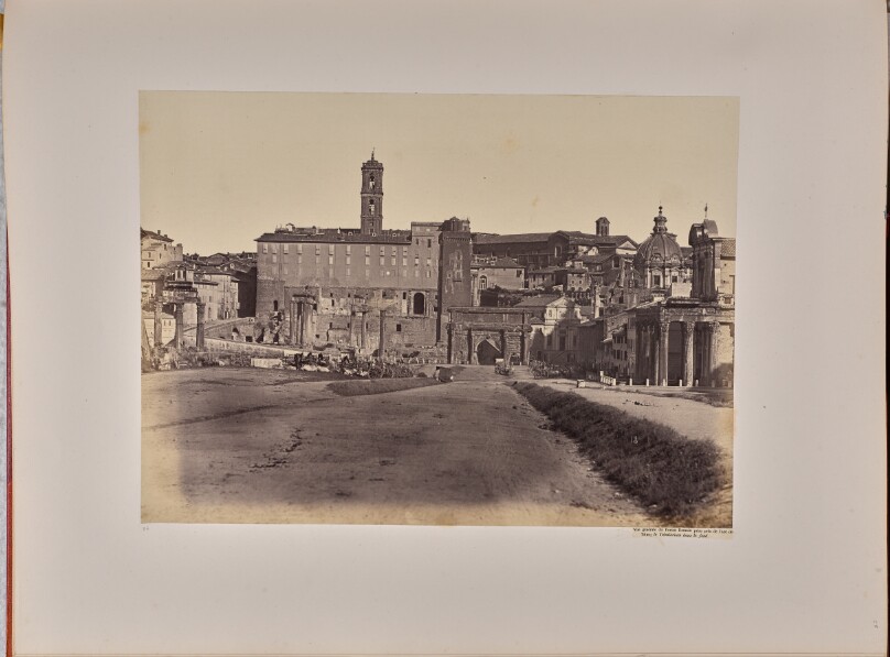Vue générale du Forum Romain prise près de l'Arc de Titus; le Tabularium dans le fond