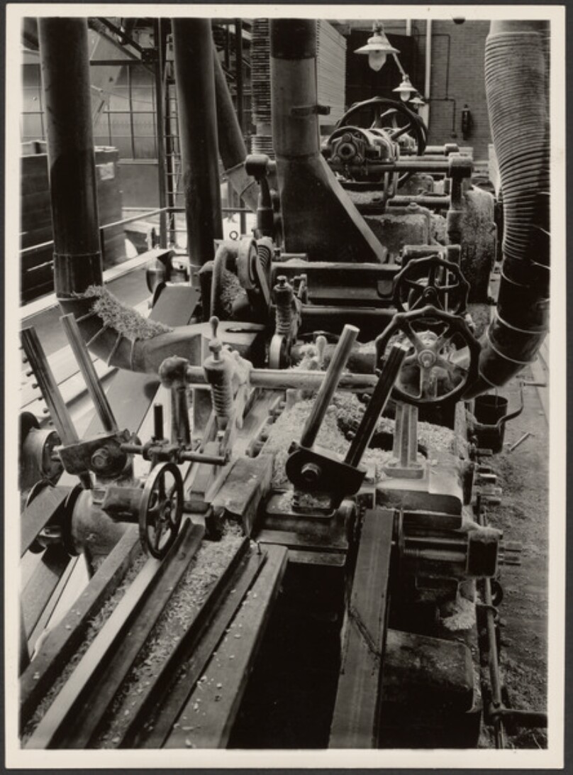 [Planing Machine in Machine Shop]