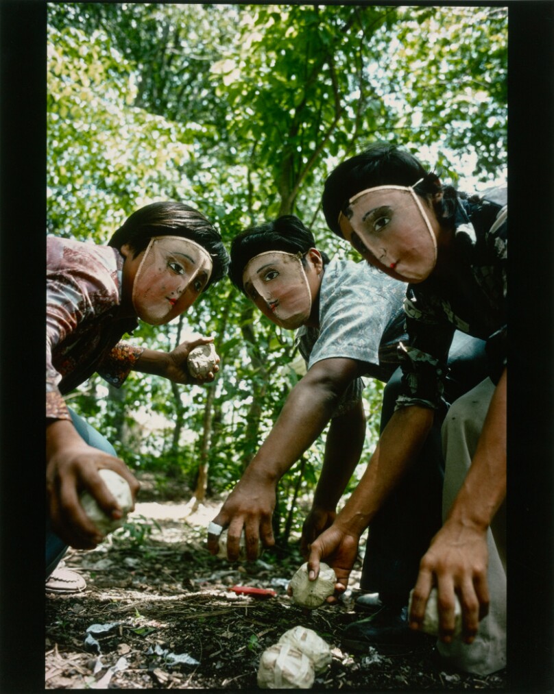 Youths practice throwing contact bombs, Monimbo, Nicaragua (2010.5.3)