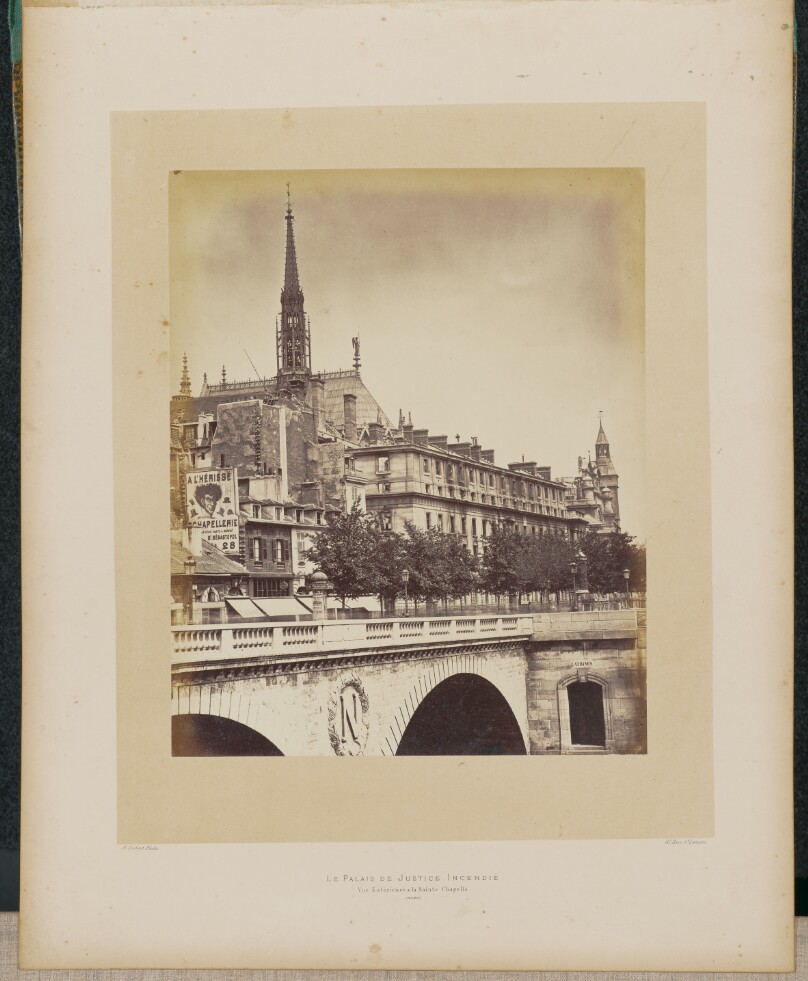 Le Palais de Justice incendié. Vue extérieure avec la Sainte-Chapelle.