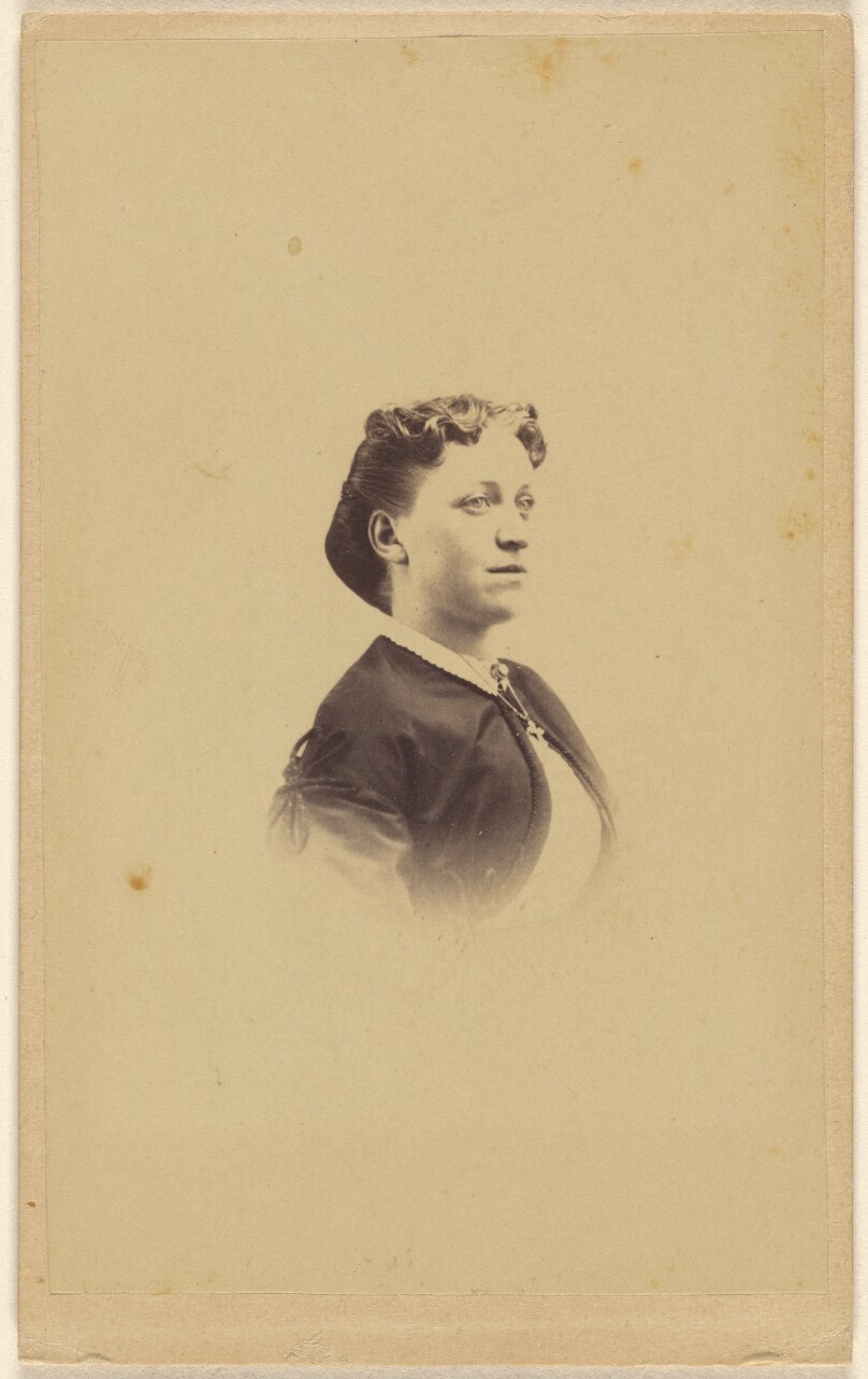 [Unidentified woman, printed in vignette-style]