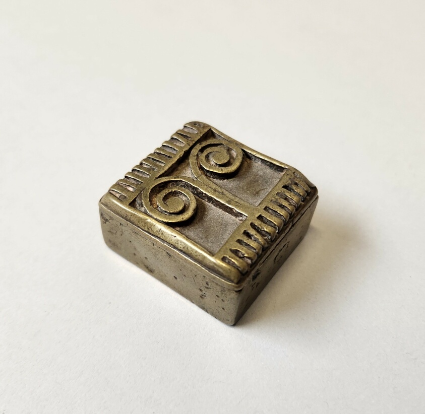 Goldweight with a Geometric Pattern