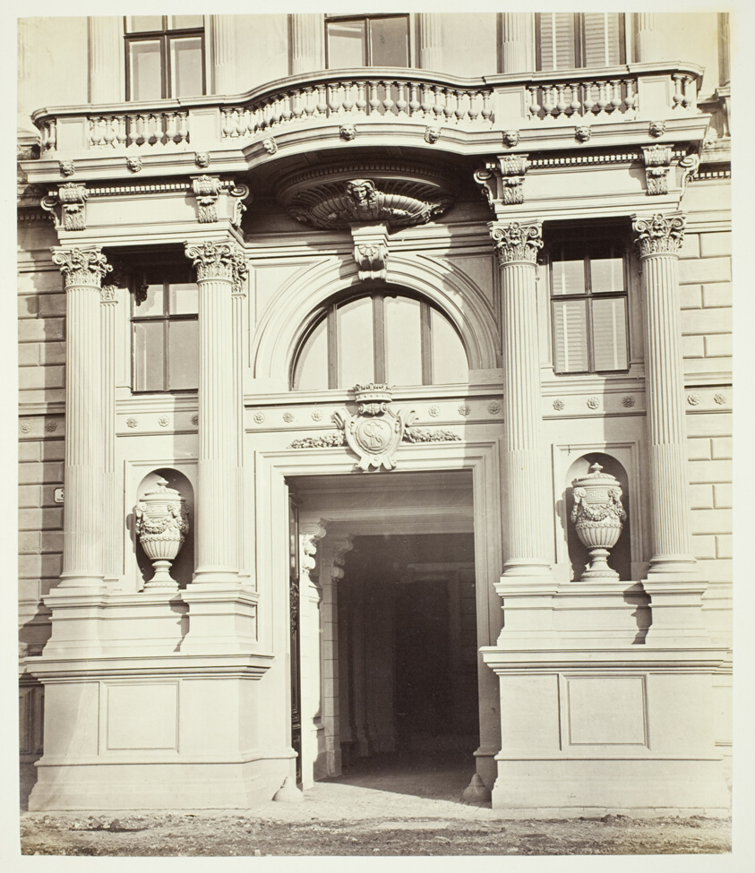 Albrechtsgasse No. 3, Portal am Wohnhause des Friedrich Ritter von Schey