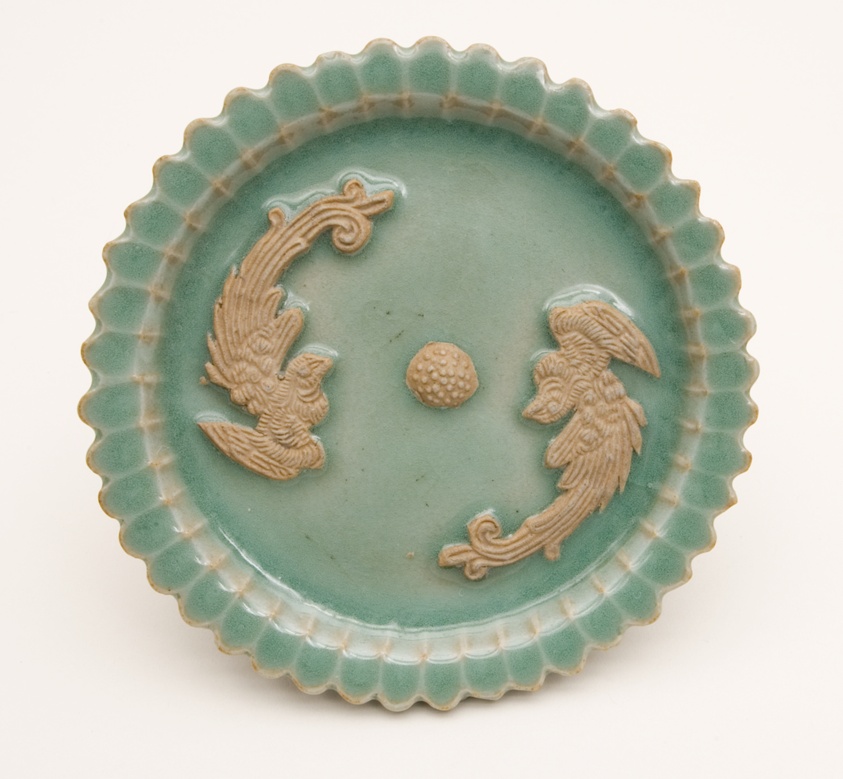 Scalloped-Rim Dish with Confronted Phoenixes and Floral Stamen