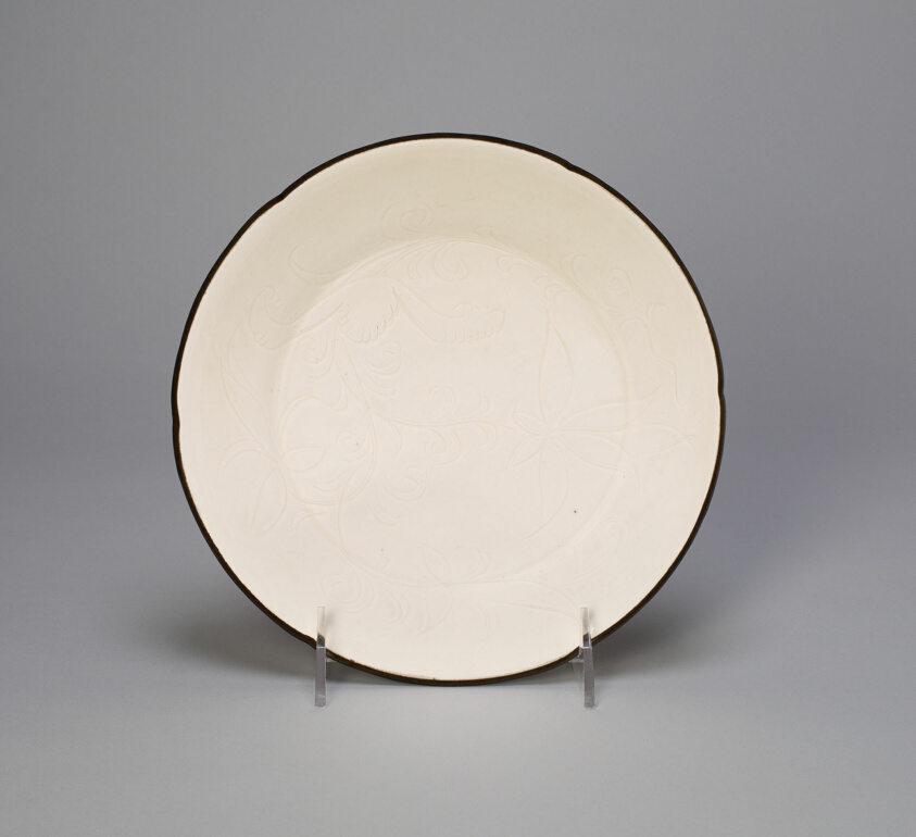 Lobed Dish with Lotus Sprays and Curled Feather-Like Leaves