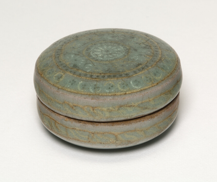 Covered Cosmetic Box with Chrysanthemum Flower Heads