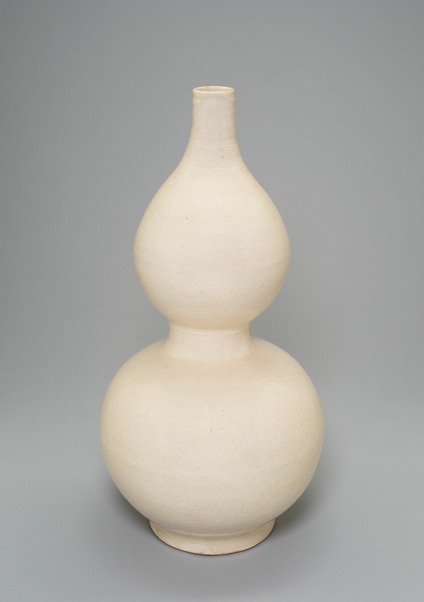 Gourd-Shaped Vase with Floral Scrolls