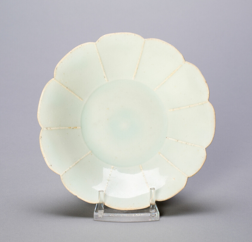 Petal-Lobed Dish