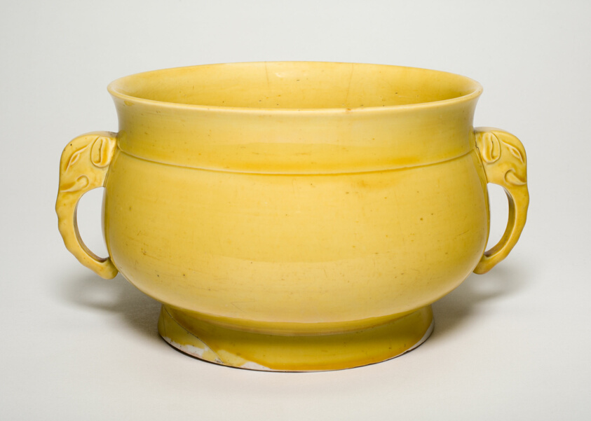 Gui-Shaped Bowl with Elephant Handles
