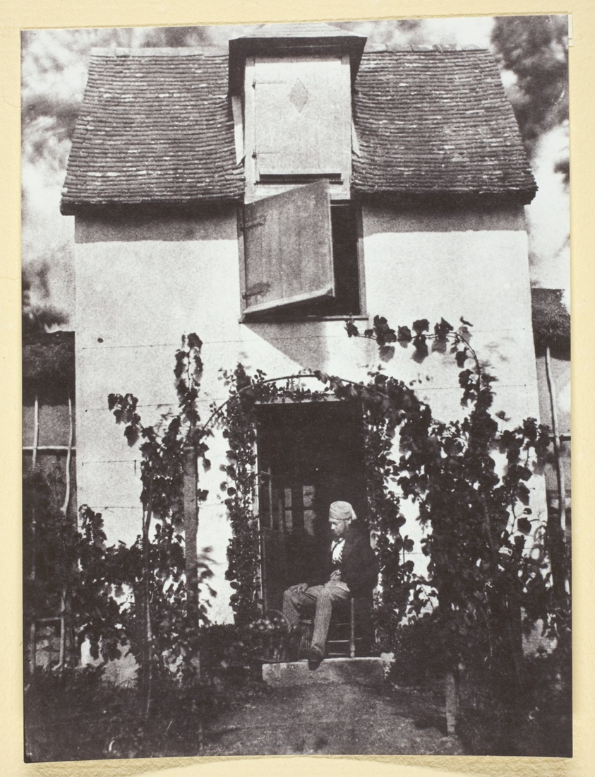 Bayard, Devant sa Maison