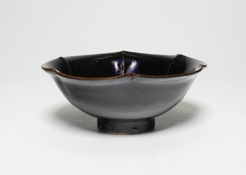 Bowl with Foliate Rim and White Ribs