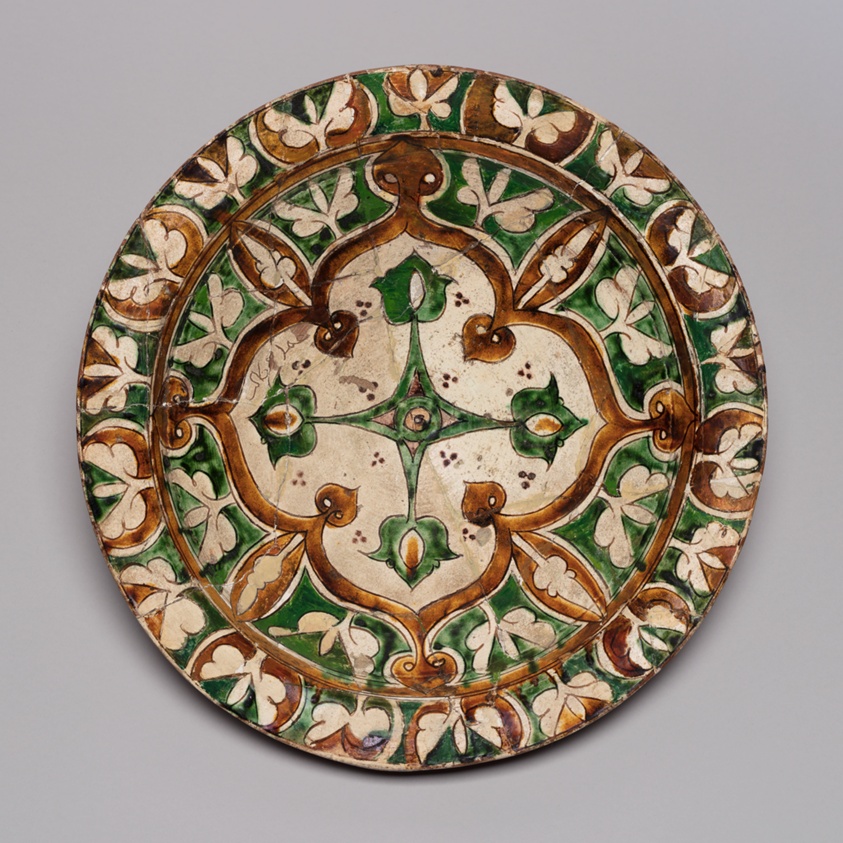 Shallow Bowl with Vegetal Decoration