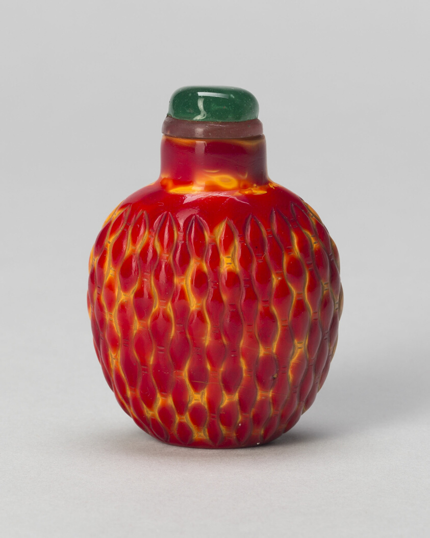 Spade-Shaped Snuff Bottle with Basketweave Pattern