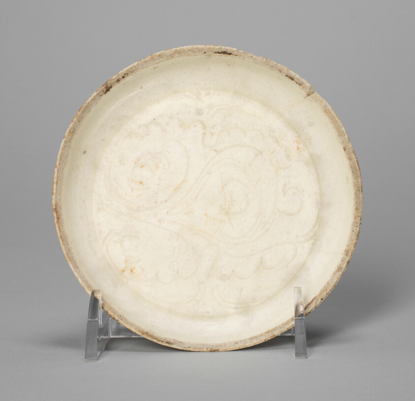 Saucer-Shaped Dish with Vegetal Scrolls