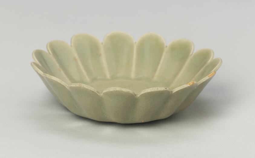 Scalloped-Rimmed Dish