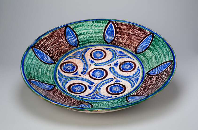 Large shallow dish