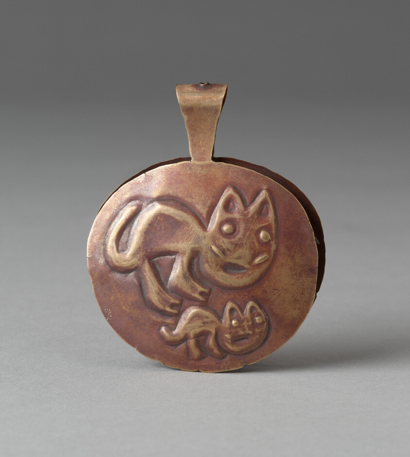 Circular Tweezers with Two Felines Incised on Surface