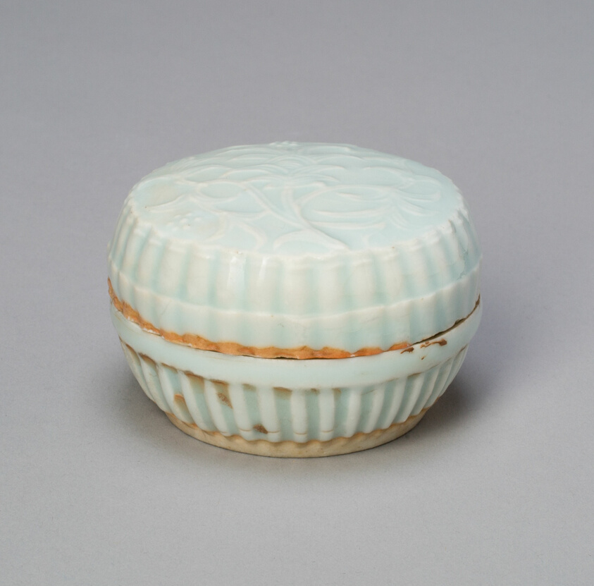 Lobed Cosmetic Box with Flowering Stems