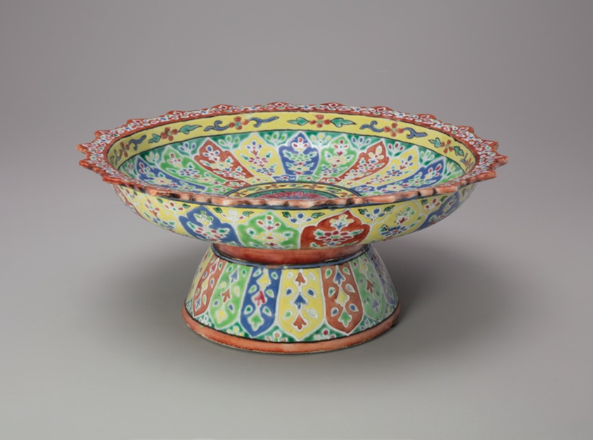 Bencharong (Five-Colored) Ware, Footed Stem Plate with Foliate Rim